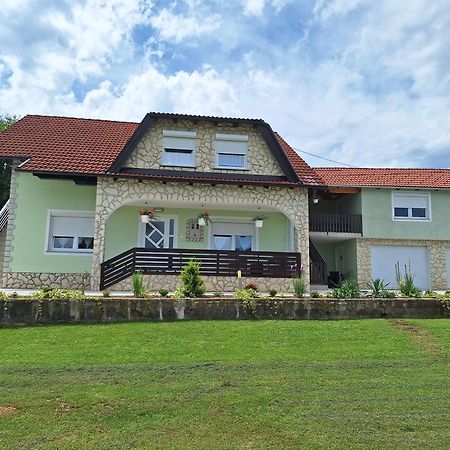 Guesthouse Miha Rakovica Eksteriør billede