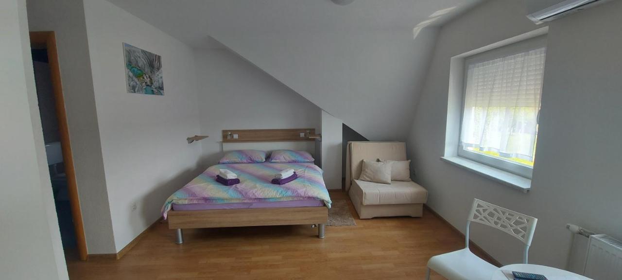 Guesthouse Miha Rakovica Eksteriør billede