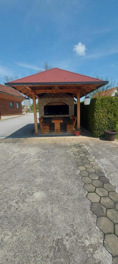 Guesthouse Miha Rakovica Eksteriør billede