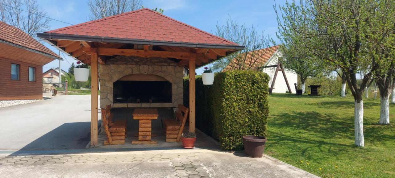Guesthouse Miha Rakovica Eksteriør billede