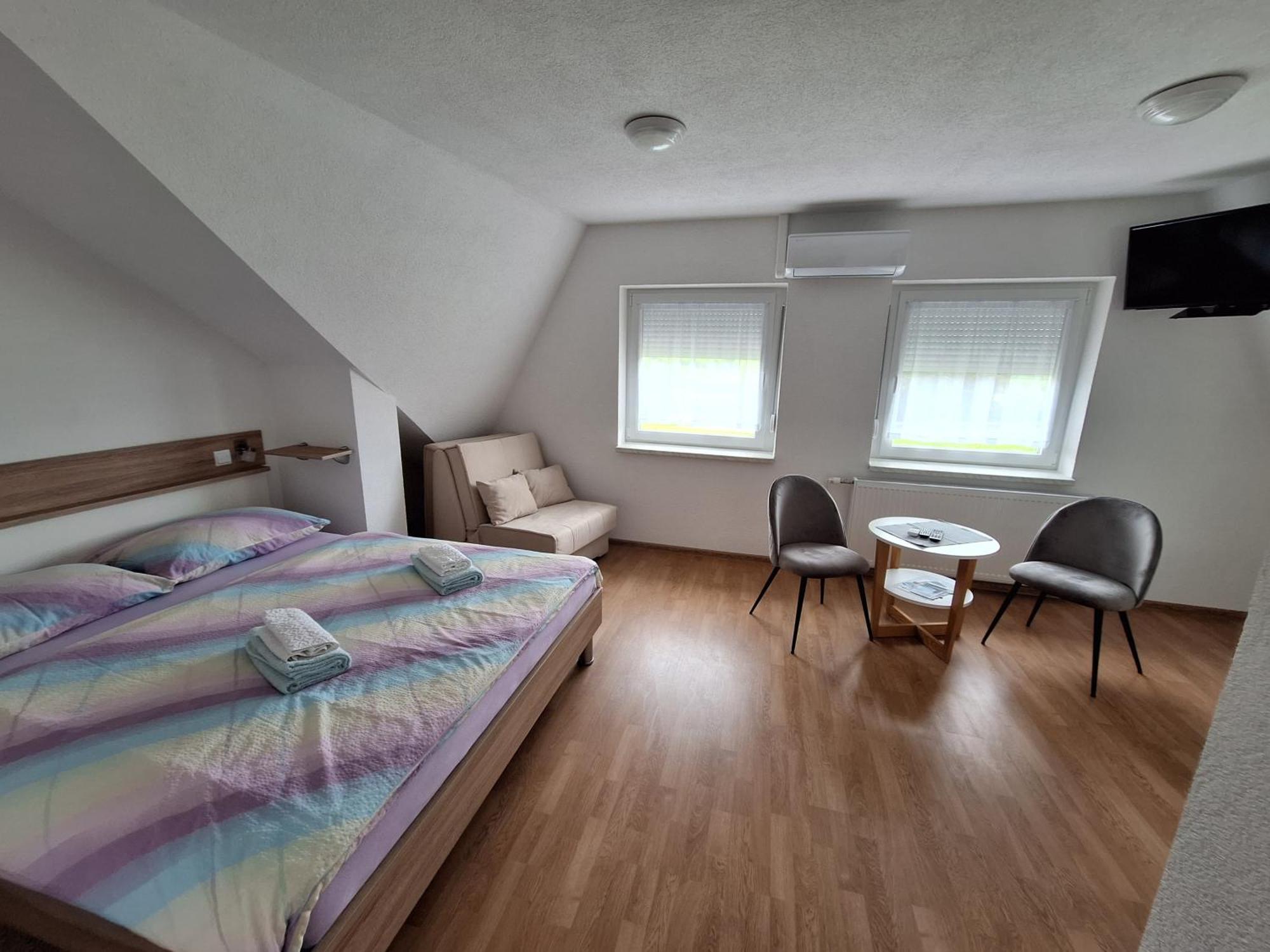 Guesthouse Miha Rakovica Eksteriør billede