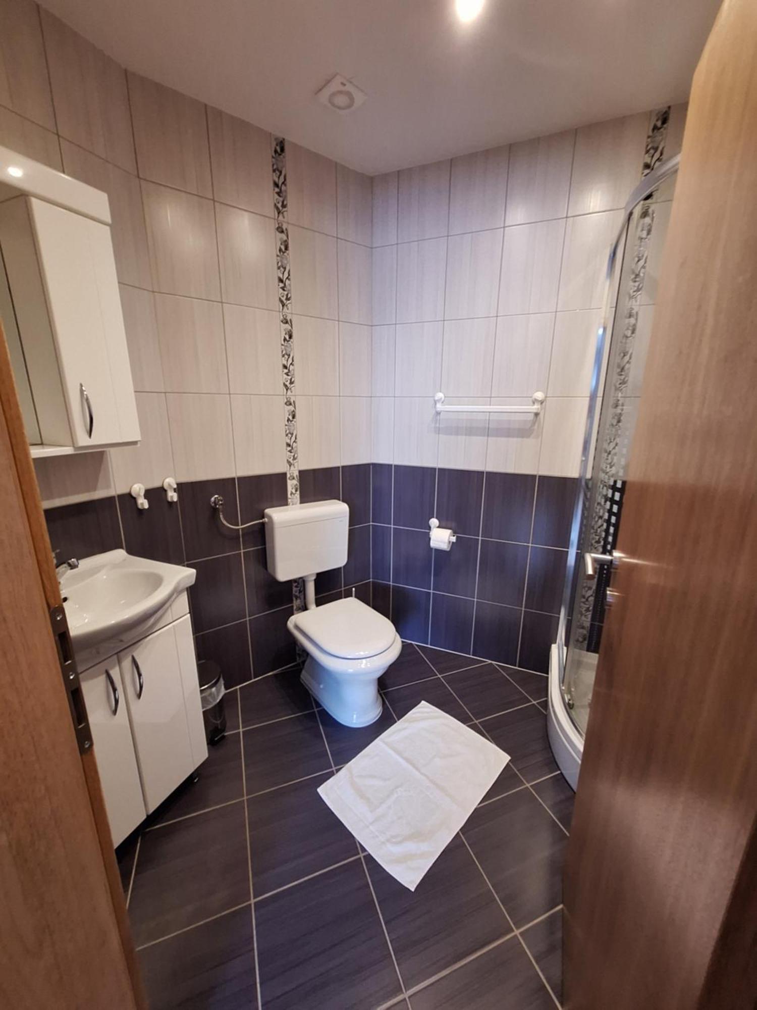 Guesthouse Miha Rakovica Eksteriør billede