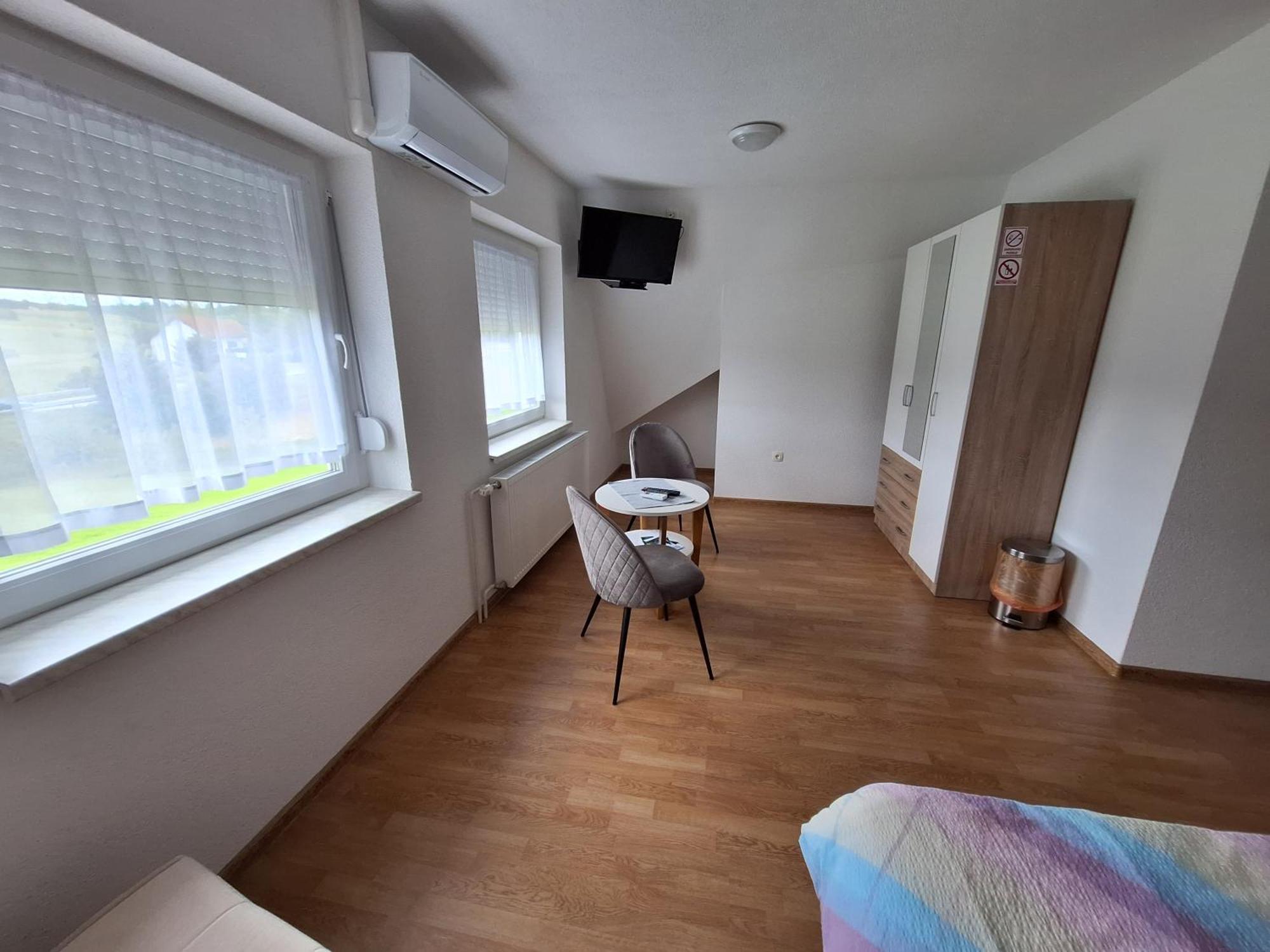Guesthouse Miha Rakovica Eksteriør billede