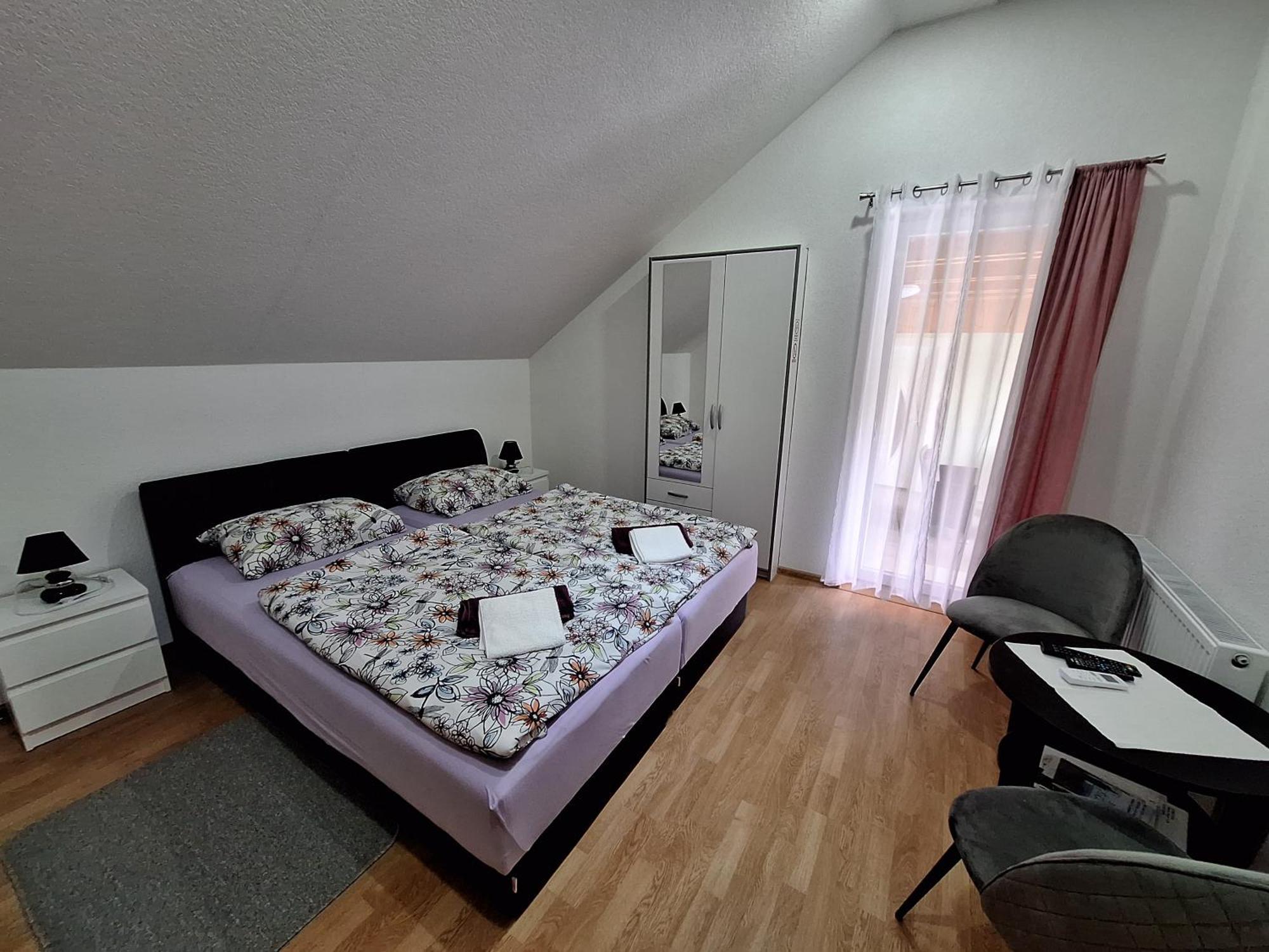 Guesthouse Miha Rakovica Eksteriør billede