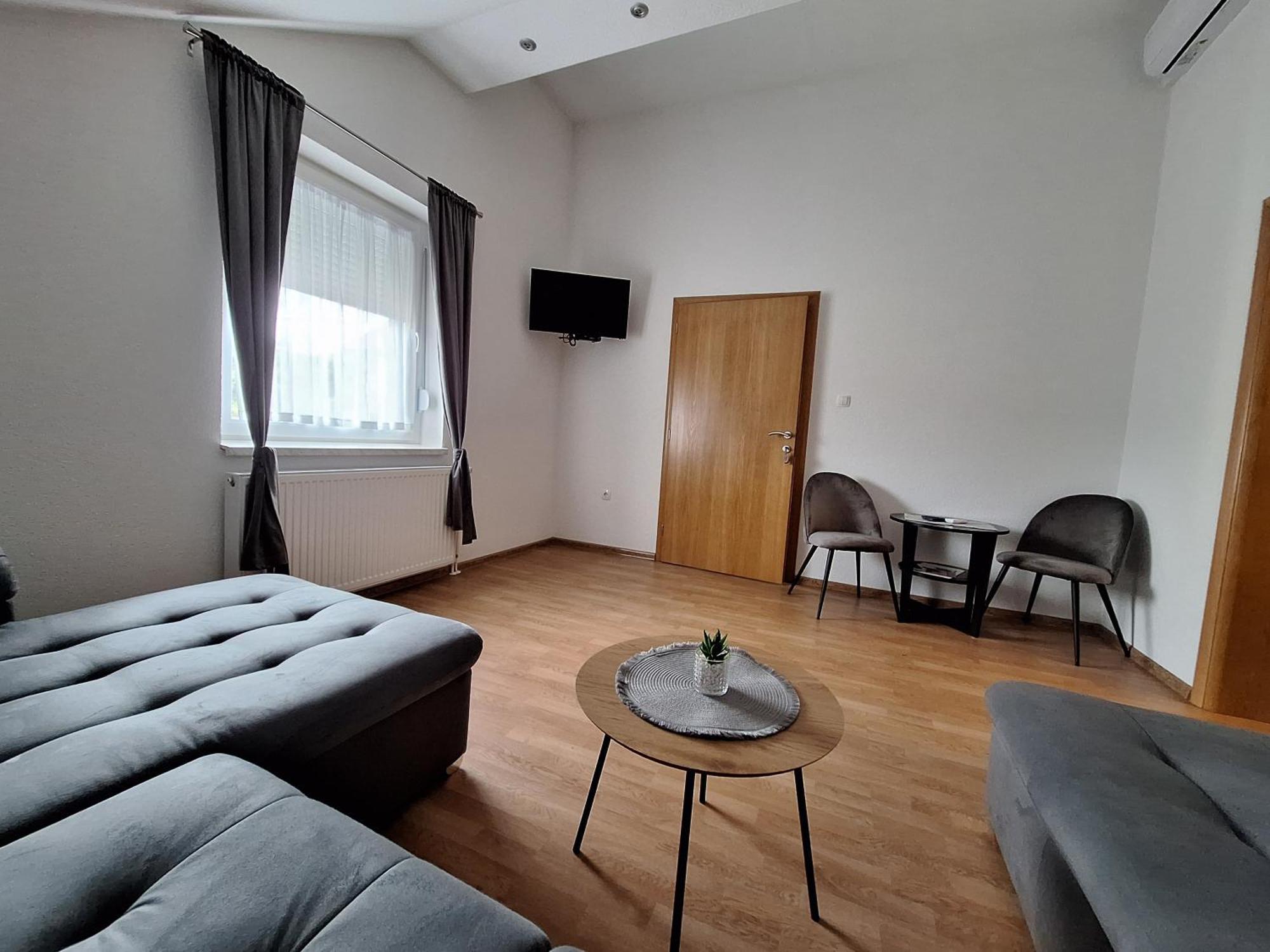 Guesthouse Miha Rakovica Eksteriør billede
