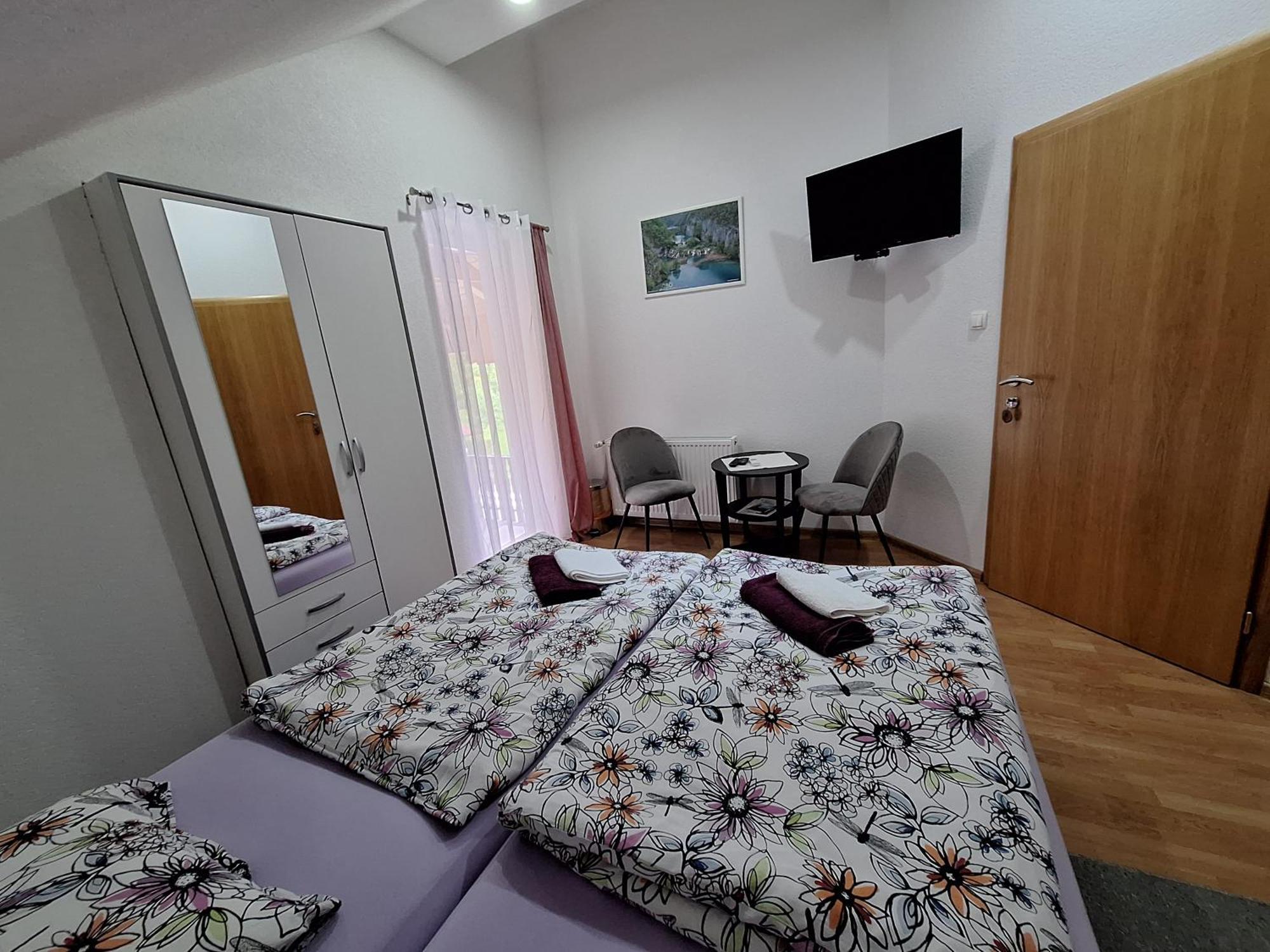 Guesthouse Miha Rakovica Eksteriør billede