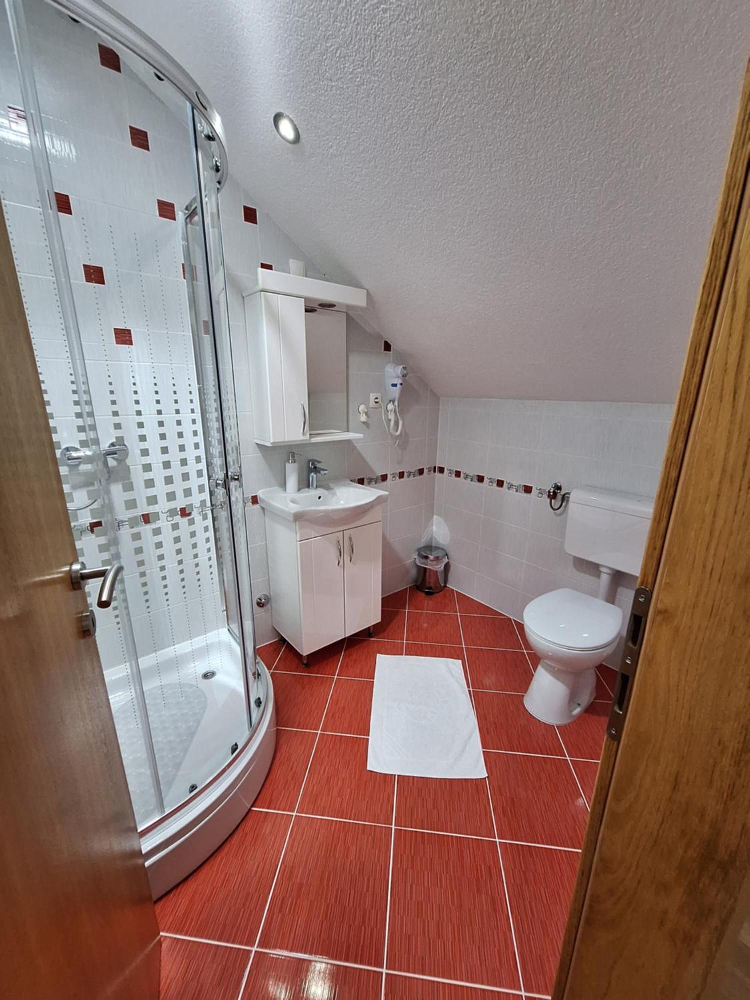 Guesthouse Miha Rakovica Eksteriør billede