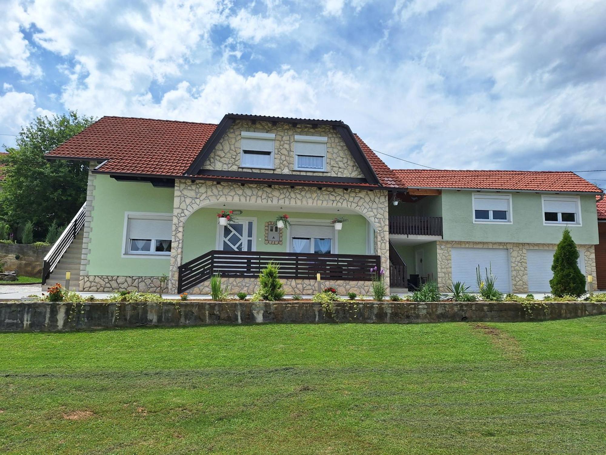 Guesthouse Miha Rakovica Eksteriør billede