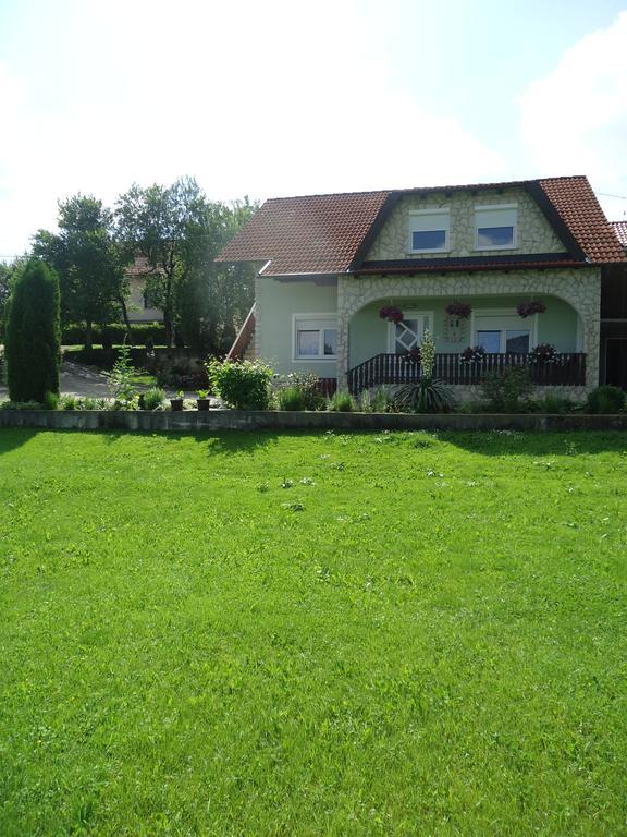 Guesthouse Miha Rakovica Eksteriør billede